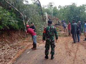 Longsor Putus Akses Jalan Penghubung Sumedang-Garut
