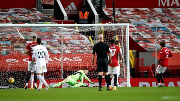 MANCHESTER, ENGLAND - DECEMBER 20: Manchester United's Victor Lindelof scores his team's fourth goal during the Premier League match between Manchester United and Leeds United at Old Trafford on December 20, 2020 in Manchester, England.  The game will be played without fans, behind closed doors as a Covid-19 precautionary measure.  (Photo by Clive Brunskill / Getty Images)