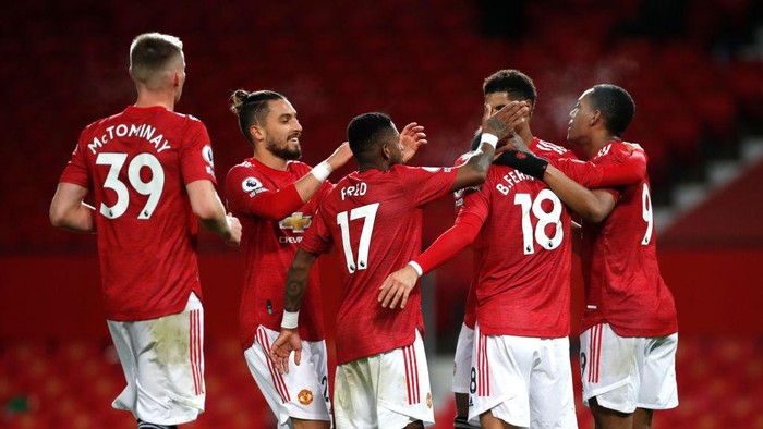 MANCHESTER, ENGLAND - DECEMBER 20: Bruno Fernandes of Manchester United celebrates with team mates (l - r) Scott McTominay, Alex Telles, Fred, Marcus Rashford and Anthony Martial after scoring their sides sixth goal during the Premier League match between Manchester United and Leeds United at Old Trafford on December 20, 2020 in Manchester, England. The match will be played without fans, behind closed doors as a Covid-19 precaution. (Photo by Clive Brunskill/Getty Images)