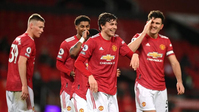 MANCHESTER, ENGLAND - DECEMBER 20: Victor Lindelof of Manchester United celebrates with team mates after scoring their sides fourth goal during the Premier League match between Manchester United and Leeds United at Old Trafford on December 20, 2020 in Manchester, England. The match will be played without fans, behind closed doors as a Covid-19 precaution. (Photo by Michael Regan/Getty Images)