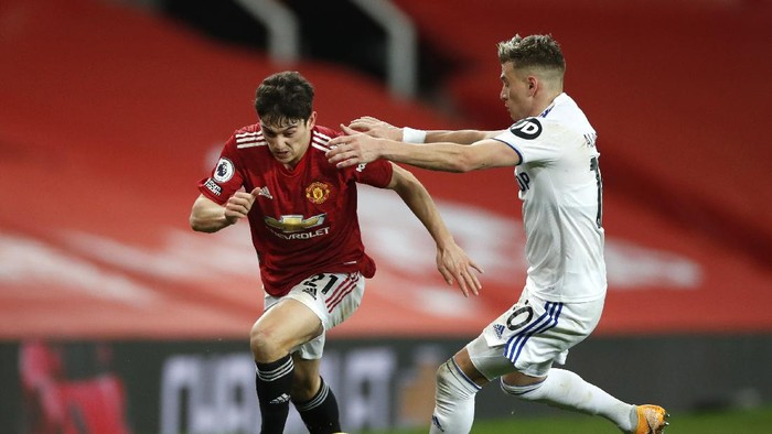 MANCHESTER, ENGLAND - DECEMBER 20: Daniel James of Manchester United battles for possession with Ezgjan Alioski of Leeds United  during the Premier League match between Manchester United and Leeds United at Old Trafford on December 20, 2020 in Manchester, England. The match will be played without fans, behind closed doors as a Covid-19 precaution. (Photo by Clive Brunskill/Getty Images)