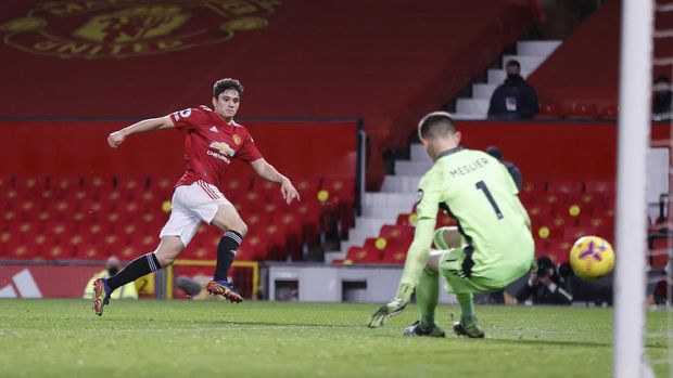 Manchester United's Daniel James, left, scores his side's fifth goal during an English Premier League soccer match between Manchester United and Leeds United at the Old Trafford stadium in Manchester, England, Sunday Dec. 20, 2020. (Clive Brunskill/Pool via AP)