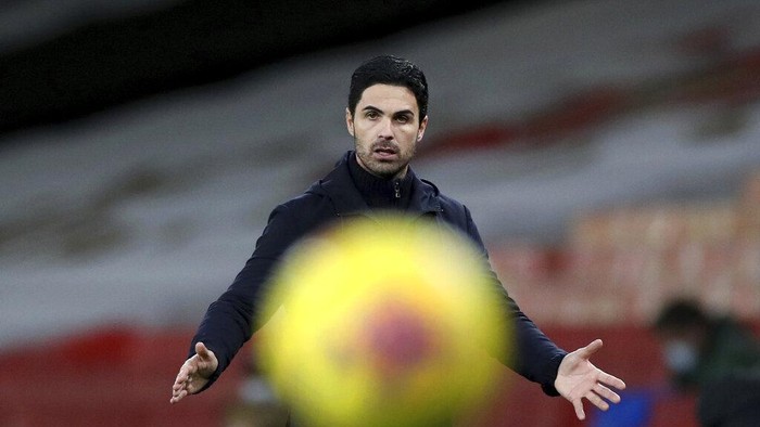 Arsenals manager Mikel Arteta gestures as the ball passes in front of him during an English Premier League soccer match between Arsenal and Southampton at the Emirates stadium in London, England, Wednesday, Dec. 16, 2020. (Peter Cziborra/Pool via AP)