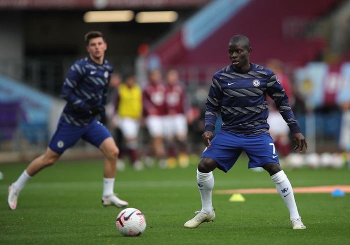 BURNLEY, ENGLAND - OCTOBER 31: Ngolo Kante of Chelsea warms up ahead of the Premier League match between Burnley and Chelsea at Turf Moor on October 31, 2020 in Burnley, England. Sporting stadiums around the UK remain under strict restrictions due to the Coronavirus Pandemic as Government social distancing laws prohibit fans inside venues resulting in games being played behind closed doors. (Photo by Molly Darlington - Pool/Getty Images)