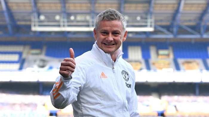 LIVERPOOL, ENGLAND - NOVEMBER 07: Ole Gunnar Solskjaer, Manager of Manchester United looks on prior to the Premier League match between Everton and Manchester United at Goodison Park on November 07, 2020 in Liverpool, England. Sporting stadiums around the UK remain under strict restrictions due to the Coronavirus Pandemic as Government social distancing laws prohibit fans inside venues resulting in games being played behind closed doors. (Photo by Paul Ellis - Pool/Getty Images)