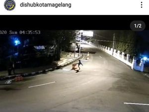 Aksi Pemotor Tendangi Water Barrier di Magelang Terekam CCTV