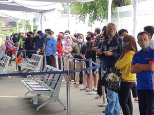 Suasana Antrean Rapid Test Antigen Di Stasiun Senen Siang Tadi
