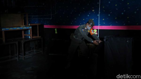 Foto-foto Satpol PP Segel Cafe Ilegal