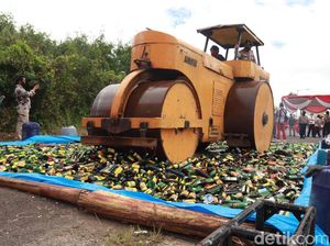 Jelang Natal dan Tahun Baru, Ribuan Miras di Bandung Digilas Stoom