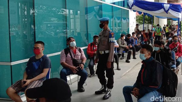 Potret Antrean Penumpang Rapid Test Antigen di Bandara Soetta