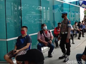 Potret Antrean Penumpang Rapid Test Antigen di Bandara Soetta