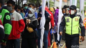 Potret Antrean Rapid Test Antigen di Stasiun Senen