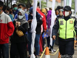 Potret Antrean Rapid Test Antigen di Stasiun Senen