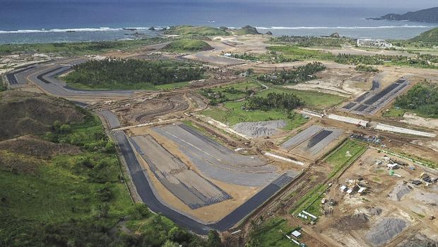 Foto udara bentuk salah satu tikungan lintasan sirkuit saat pengerjaan lapisan atas badan jalan Mandalika MotoGP Street Circuit, di The Mandalika, Pujut, Praya, Lombok Tengah, NTB, Minggu (20/12/2020).Saat ini konstruksi Jalan Kawasan Khusus (JKK) yang dapat berfungsi sebagai sirkuit jalanan MotoGP sepanjang 4,3 kilometer dengan 17 tikungantersebut ditargetkan rampung pada Juni 2021 dengan progres ground work atau pekerjaan tanah telah mencapai 94.3 persen dan pengerjaan untuk Jalan Spesifikasi Khusus telah mencapai 33.78 persen.ANTARA FOTO/Ahmad Subaidi/hp.