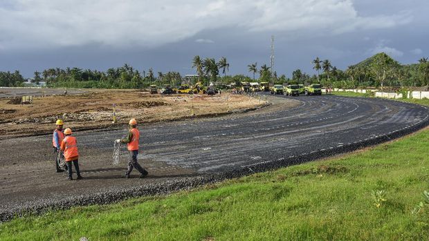 Sejumlah pekerja menyelesaikan pengerjaan pengaspalan lapisan atas badan jalan Mandalika MotoGP Street Circuit di The Mandalika, Pujut, Praya, Lombok Tengah, NTB, Minggu (20/12/2020).Saat ini konstruksi Jalan Kawasan Khusus (JKK) yang dapat berfungsi sebagai sirkuit jalanan MotoGP sepanjang 4,3 kilometer dengan 17 tikungantersebut ditargetkan rampung pada Juni 2021 dengan progres ground work atau pekerjaan tanah telah mencapai 94.3 persen dan pengerjaan untuk Jalan Spesifikasi Khusus telah mencapai 33.78 persen.ANTARA FOTO/Ahmad Subaidi/hp.