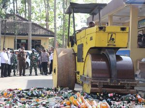 Ribuan Miras untuk Malam Pergantian Tahun di Garut Dimusnahkan Polisi