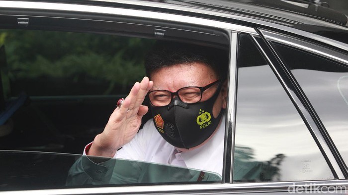 Sinergi 3 Kementrian Tangani Laporan Korupsi Sekjen KPK Cahya Harefa mengantarkan Menteri Pendayagunaan Aparatur Negara dan Reformasi Birokrasi (PAN-RB), Tjahjo Kumolo, menuju kendaraan dinas menteri di gedung KPK, Jakarta, Senin (21/12/2020).