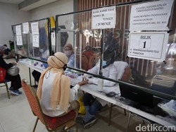 550 Calon Penumpang Rapid Test Antigen di Stasiun Pasar Senen, 5 Reaktif