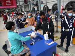 5 dari 550 Calon Penumpang di Stasiun Senen Reaktif Covid-19