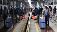 Stasiun Senen Ramai Jelang Libur Nataru