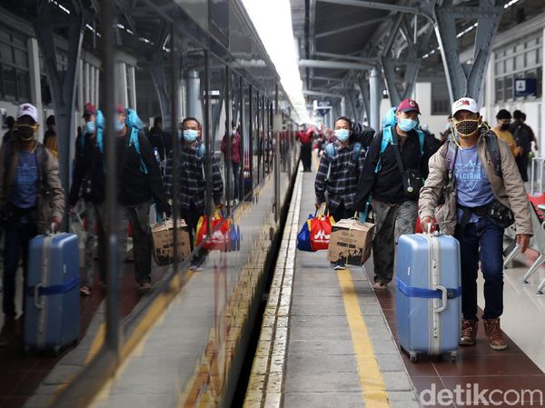 Stasiun Senen Ramai Jelang Libur Nataru