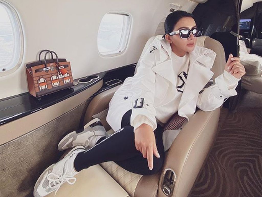 Gaya Syahrini Mudik ke Jepang, Bawa Tas Langka Hermes Seharga Rp 2,8 M Gaya Syahrini Mudik ke Jepang, Bawa Tas Langka Hermes Seharga Rp 2,8 M