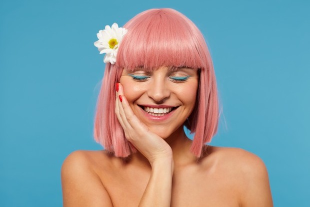 Tahu kapan harus memakai warna terang atau gelap/freepik.com Ada beberapa hal yang harus diperhatikan sebelum mewarnai rambut, yaitu cat rambut.