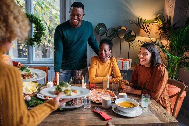Coba pikirkan untuk luangkan waktu satu sama lain dengan mengadakan dinner bersama sahabat.