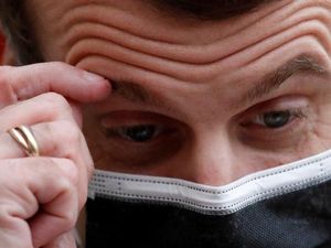 Terinfeksi Corona, Macron Langgar Protokol Pencegahan Virus? Terinfeksi Corona, Macron Langgar Protokol Pencegahan Virus?