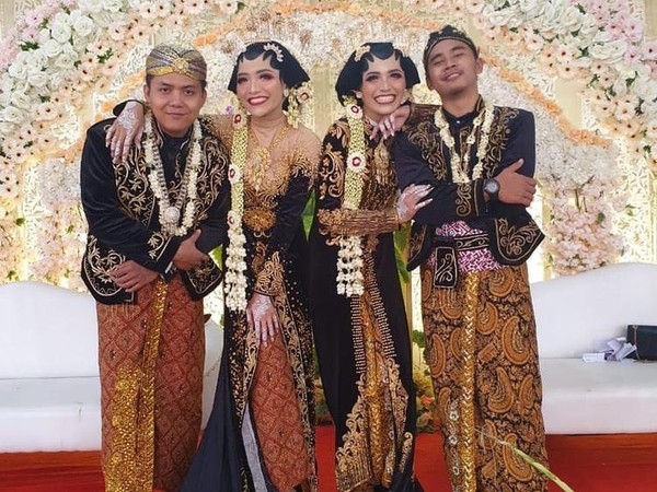 pengantin kembar Dwi Asmitasari (mitta) dan Eka Setiososari. Membuat pengantin pria kebingungan