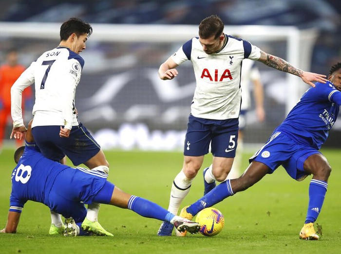 Tottenham Hotspur dikalahkan Leicester City dengan skor 0-2 di Stadion Tottenham Hotspur. Kini Tottenham melorot ke peringkat empat klasemen Liga Inggris.