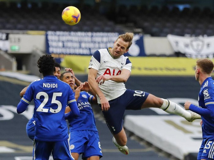 Tottenham Hotspur dikalahkan Leicester City dengan skor 0-2 di Stadion Tottenham Hotspur. Kini Tottenham melorot ke peringkat empat klasemen Liga Inggris.