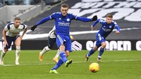 Penalti untuk Leicester, menyusul pelanggaran Serge Aurier terhadap Wesley Fofana. Vardy maju sebagai eksekutor dan menyarangkan bola ke tengah gawang Tottenham. Andy Rain/ Pool via AP.