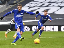 Penalti untuk Leicester, menyusul pelanggaran Serge Aurier terhadap Wesley Fofana. Vardy maju sebagai eksekutor dan menyarangkan bola ke tengah gawang Tottenham. Andy Rain/ Pool via AP.