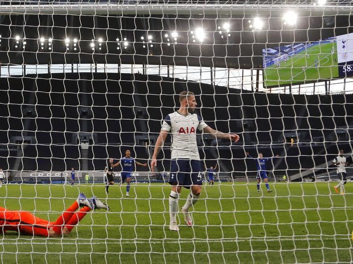 Tottenham Hotspur dikalahkan Leicester City dengan skor 0-2 di Stadion Tottenham Hotspur. Kini Tottenham melorot ke peringkat empat klasemen Liga Inggris.