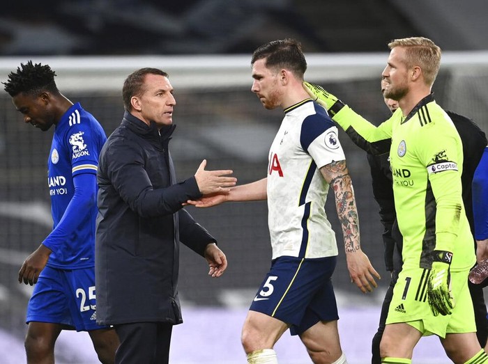 Tottenham Hotspur dikalahkan Leicester City dengan skor 0-2 di Stadion Tottenham Hotspur. Kini Tottenham melorot ke peringkat empat klasemen Liga Inggris.