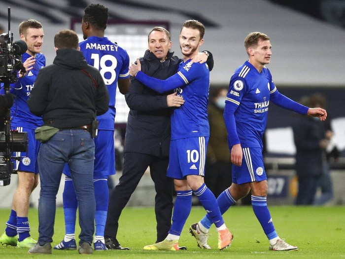 Tottenham Hotspur dikalahkan Leicester City dengan skor 0-2 di Stadion Tottenham Hotspur. Kini Tottenham melorot ke peringkat empat klasemen Liga Inggris.