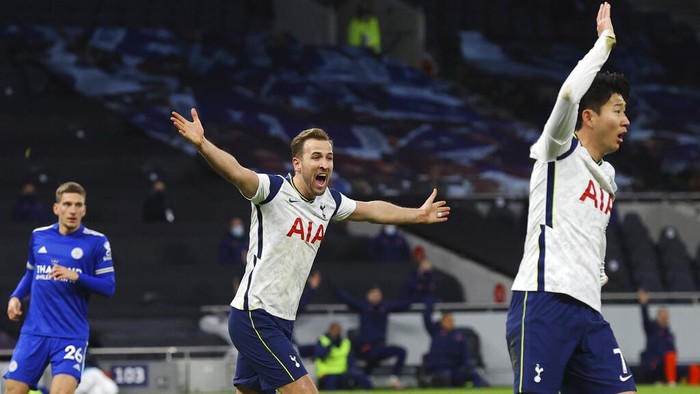 Tottenhams Harry Kane, center and teammate Tottenhams Son Heung-min , right appeal for a penalty, which was not given, during the English Premier League soccer match between Tottenham Hotspur and Leicester City at the White Hart Lane stadium in London, Sunday, Dec., 20 2020. (Julian Finney/ Pool via AP)