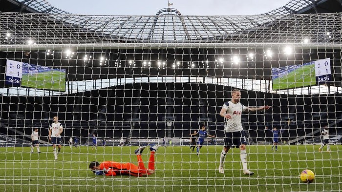 LONDON, ENGLAND - DECEMBER 20: Toby Alderweireld of Tottenham Hotspur reacts after scoring an own goal to give Leicester City their second  during the Premier League match between Tottenham Hotspur and Leicester City at Tottenham Hotspur Stadium on December 20, 2020 in London, England. The match will be played without fans, behind closed doors as a Covid-19 precaution. (Photo by Frank Augstein - Pool/Getty Images)