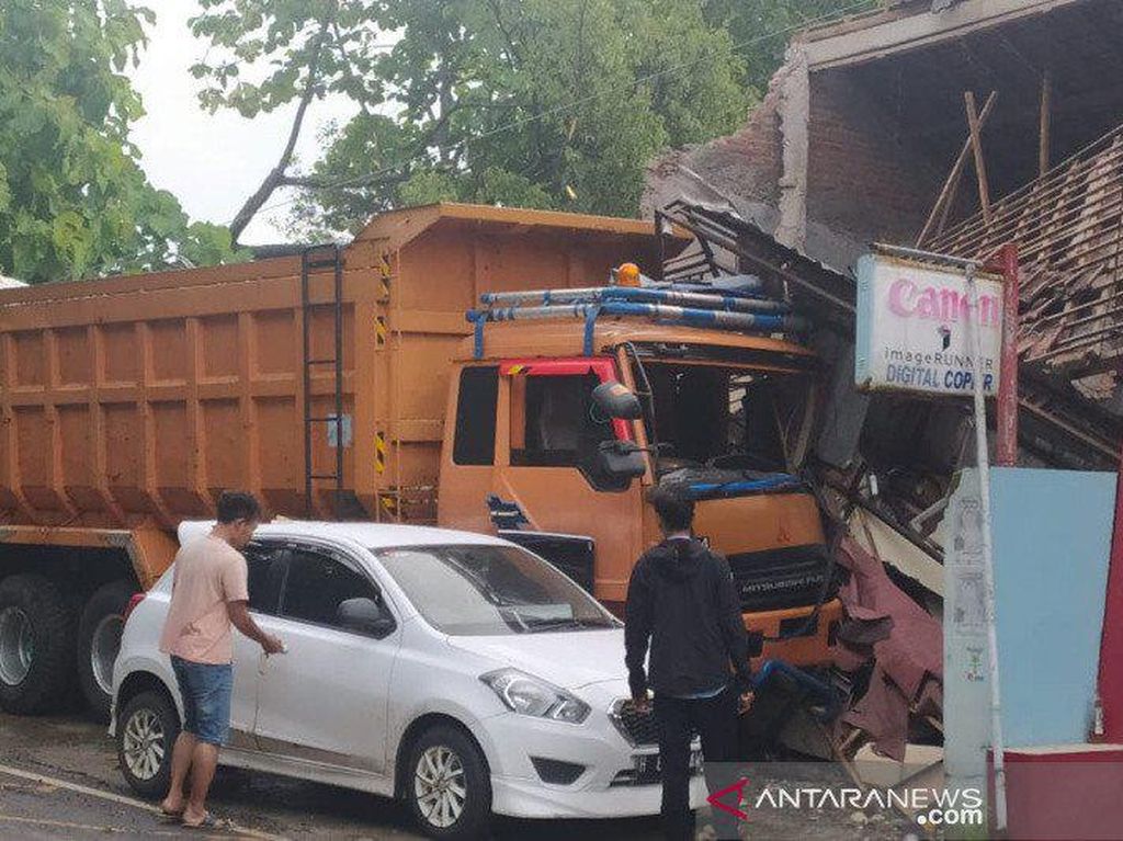 Duh, Datsun Lagi Ganti Ban Dihantam Truk dari Belakang Duh, Datsun Lagi Ganti Ban Dihantam Truk dari Belakang