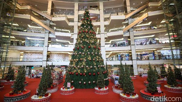 Wow, Ada Pohon Natal Raksasa di Mal Taman Anggrek