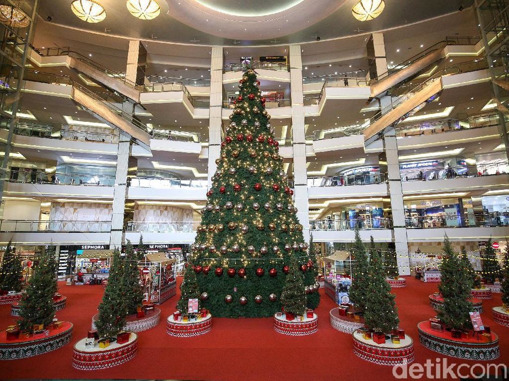 Wow, Ada Pohon Natal Raksasa di Mal Taman Anggrek Wow, Ada Pohon Natal Raksasa di Mal Taman Anggrek