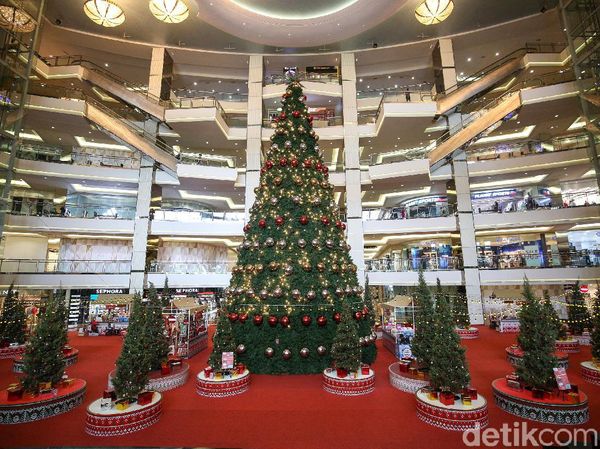 Wow, Ada Pohon Natal Raksasa di Mal Taman Anggrek