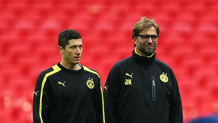 LONDON, ENGLAND - MAY 24:  Head Coach Jurgen Klopp of Borussia Dortmund (R) and player Robert Lewandowski during a Borussia Dortmund training session ahead of the UEFA Champions League final match against FC Bayern Muenchen at Wembley Stadium on May 24, 2013 in London, United Kingdom.  (Photo by Alex Livesey/Getty Images)