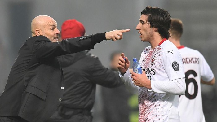 REGGIO NELLEMILIA, ITALY - DECEMBER 20: Stefano Pioli head coach of AC Milan  issues instructions to Sandro Tonali of AC Milan during the Serie A match between US Sassuolo and AC Milan at Mapei Stadium - Città del Tricolore on December 20, 2020 in Reggio nellEmilia, Italy. (Photo by Alessandro Sabattini/Getty Images)