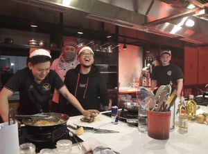 Adu Masak Chef Arnold, Bobon dan Tretan Muslim Jadi Trending Youtube, Menunya Kacau!