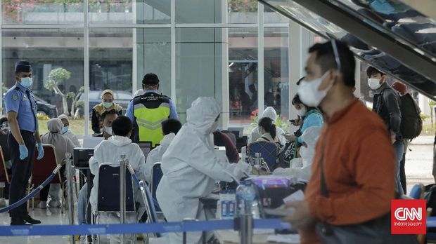 Petugas melakukan pemeriksaan tes cepat COVID-19 di area Terminal 2 Bandara Soekarno Hatta, Tangerang, Banten, Selasa 22 Desember 2020. PT Angkasa Pura II menyediakan layanan PCR test dan rapid test antigen bagi para calon penumpang pesawat guna memenuhi protokol kesehatan untuk memastikan penerbangan yang sehat khususnya jelang Natal dan Tahun Baru 2021. CNN Indonesia/ Adhi Wicaksono