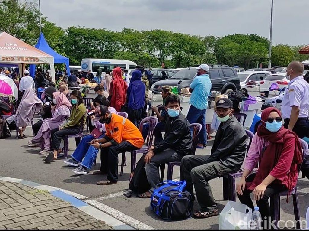 Antrean Rapid Antigen Panjang, Bandara Juanda Tambah Petugas Kesehatan Antrean Rapid Antigen Panjang, Bandara Juanda Tambah Petugas Kesehatan
