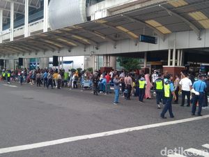 Antrean Rapid Antigen di Bandara Soekarno-Hatta Mengular Pagi Ini