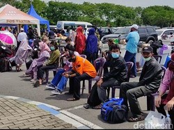 Ragam Cerita Kecewa Antre Rapid Antigen di Stasiun hingga Bandara